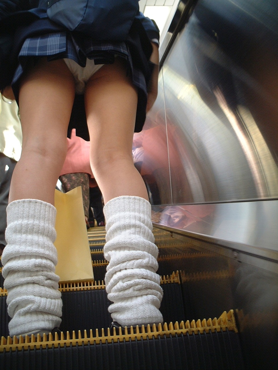 Заглядывает девушке под юбку на эскалаторе